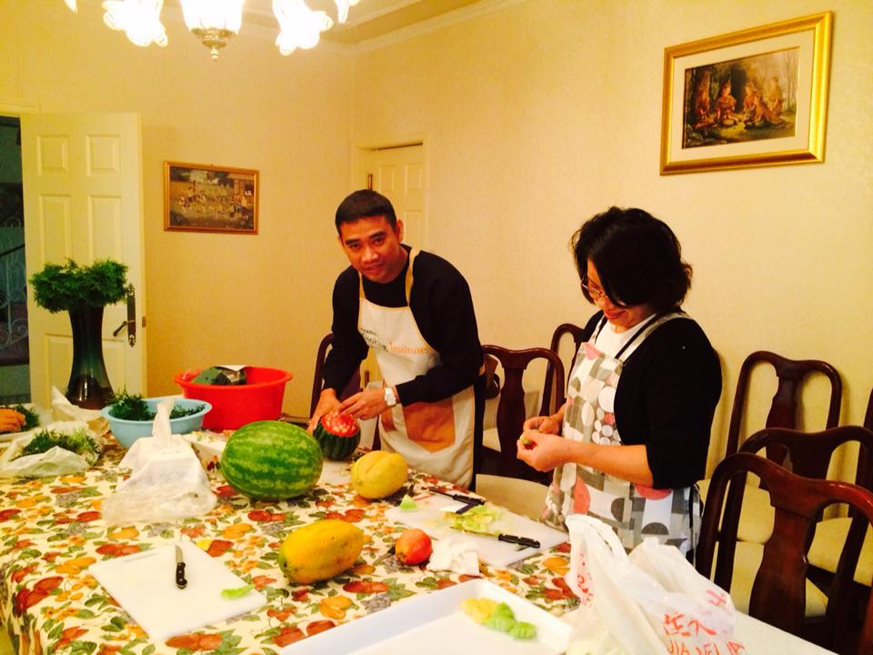 งาน Eat! Vancouver 2014 โครงการสอนแกะสลักผักผลไม้แก่ชุมชนไทย ในประเทศแคนนาดา โดยอาจารย์เจตนิพัทธ์ บุณยสวัสดิ์ เป็นตัวแทนสาขาวิชาอาหารและโภชนาการ และอาจารย์กมลพิพัฒน์ ชนะสิทธิ์ เป็นตัวแทนสาขาวิชาอุตสาหกรรมการบริการอาหาร คณะเทคโนโลยีคหกรรมศาสตร์ มหาวิทยาลัยเทคโนโลยีราชมงคลพระนคร